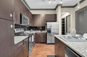 Apartment, Multiple Beds, Non Smoking, Pets Allowed | Private kitchen | Fridge, microwave, oven, stovetop