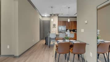 Apartment, 2 Bedrooms, Non Smoking, Pets allowed | Dining
