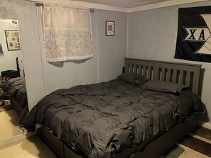 Room - Pet friendly 3-bedroom. About a mile from downtown. Fenced-in backyard. (Hudson’)