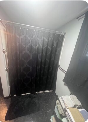 Bathroom - Peaceful 2-bedroom apartment with AC in charming Pitman (Pitman)