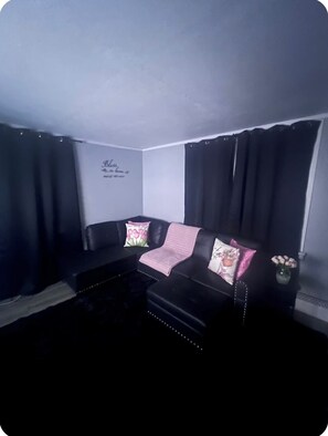 Living area - Peaceful 2-bedroom apartment with AC in charming Pitman (Pitman)