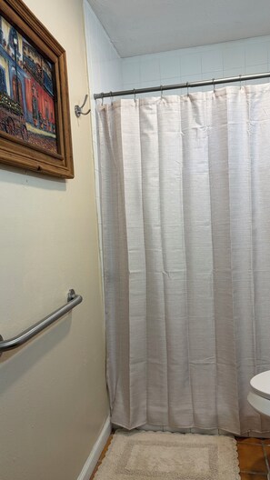 Hair dryer, towels, soap, toilet paper - Delightful 3-bedroom Spanish inspired house in Richmond. The Rustic Villa. (Richmond)