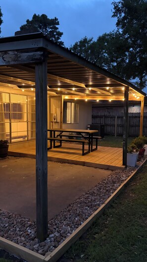 Outdoor dining - Delightful 3-bedroom Spanish inspired house in Richmond. The Rustic Villa. (Richmond)
