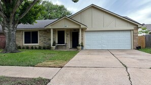 Exterior - Delightful 3-bedroom Spanish inspired house in Richmond. The Rustic Villa. (Richmond)
