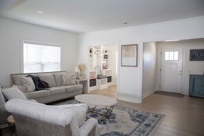 Smart TV, books - Spacious 5 BR Home 1 Block to Missouri Star Quilt Co - Sleeps 12+ (Hamilton)