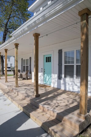 Exterior detail - Spacious 5 BR Home 1 Block to Missouri Star Quilt Co - Sleeps 12+ (Hamilton)