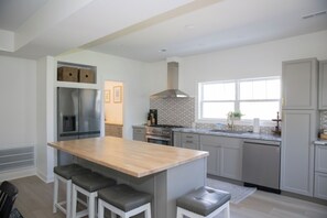Fridge, microwave, oven, stovetop - Spacious 5 BR Home 1 Block to Missouri Star Quilt Co - Sleeps 12+ (Hamilton)