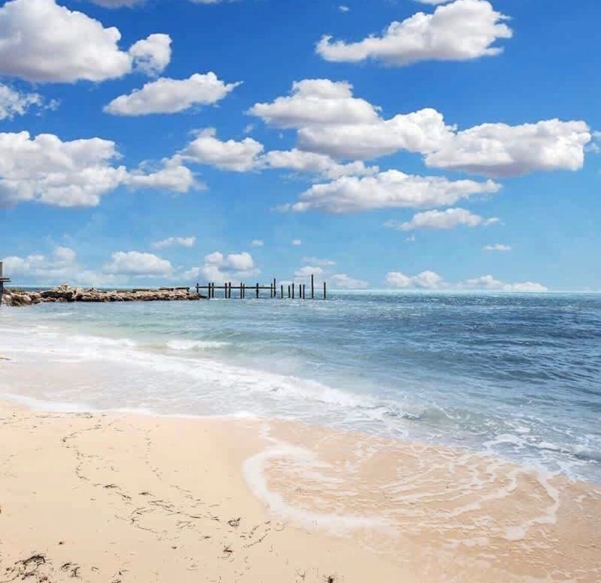 在海灘附近、躺椅、沙灘巾