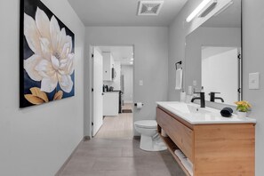 Apartment, 2 Bedrooms, Non Smoking, Kitchen | Bathroom