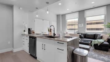 Apartment, 2 Bedrooms, Non Smoking, Kitchen | Private kitchen | Fridge, microwave, oven, stovetop