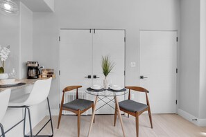 Apartment, 2 Bedrooms, Non Smoking, Kitchen | Tempat makan