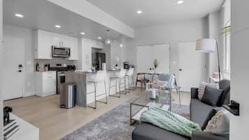 Apartment, 2 Bedrooms, Non Smoking, Kitchen | Living area