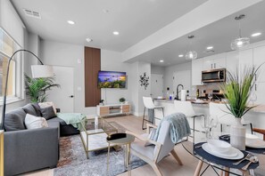 Apartment, 2 Bedrooms, Non Smoking, Kitchen | Living area