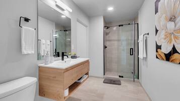 Apartment, 2 Bedrooms, Non Smoking, Kitchen | Bathroom | Hair dryer, towels, soap, shampoo