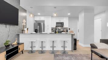 Apartment, 2 Bedrooms, Non Smoking, Kitchen | Private kitchen | Fridge, microwave, oven, stovetop