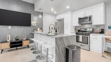 Apartment, 2 Bedrooms, Non Smoking, Kitchen | Private kitchen