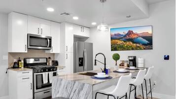 Apartment, 1 Bedroom, Non Smoking, Kitchenette | Private kitchen | Fridge, microwave, oven, stovetop