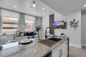 Apartment, 2 Bedrooms, Non Smoking, Kitchen | Bahagian dalam