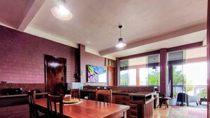 A modern kitchen with a dining area, large windows, and a view of the outdoors. - Casa na Lagoa Imaruí-SC (Imaruí)