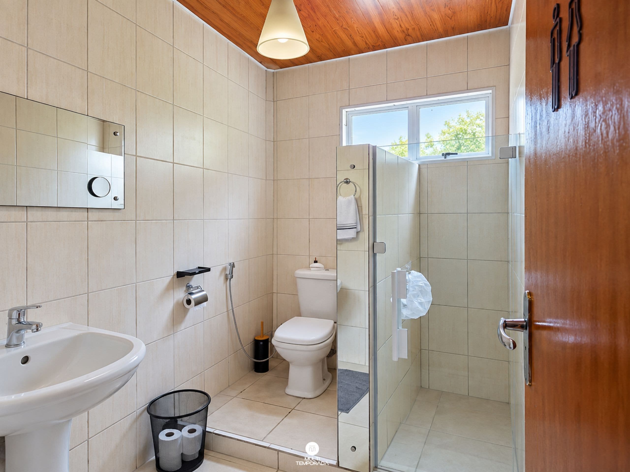Ein modernes Badezimmer mit Waschbecken, Toilette und Duschbereich.