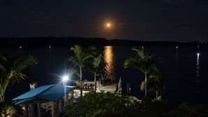 Fachada da propriedade à noite