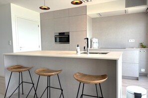 Kühlschrank, Mikrowelle, Herdplatte, Geschirrspüler