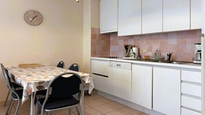 Kaffetrakter/tekoker, kjøleskap, mikrobølgeovn og kokeplater