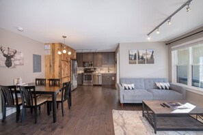 Interior - The Peachtree Paradise: Hot Tub, Free Shuttle (Crested Butte)