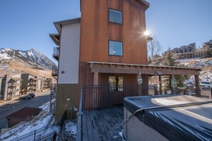 Outdoor spa tub - The Peachtree Paradise: Hot Tub, Free Shuttle (Crested Butte)