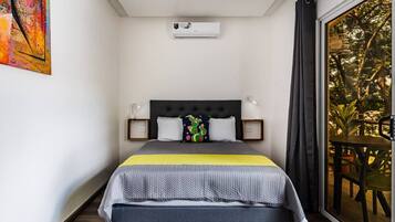 1 bedroom, desk, WiFi