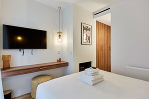 2 bedrooms, desk, iron/ironing board, travel cot - Stunning apartment  with AC - Center of Paris (Paris)