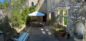 Outdoor dining - Medieval house in the heart of Drôme Provençale (Le Poët-Laval)