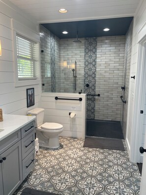 Shower, hair dryer, towels, soap - BRAND NEW ! Gourmet kitchen, spa bathroom, relax by the fire pit enjoy the views (Sevierville)