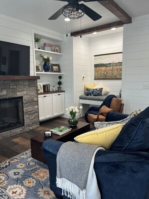 Smart TV, fireplace, books - BRAND NEW ! Gourmet kitchen, spa bathroom, relax by the fire pit enjoy the views (Sevierville)