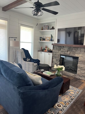Smart TV, chimenea y libros