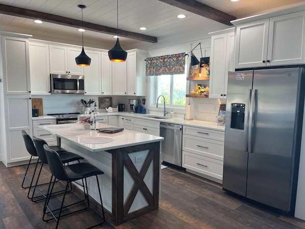 Fridge, microwave, oven, stovetop - BRAND NEW ! Gourmet kitchen, spa bathroom, relax by the fire pit enjoy the views (Sevierville)