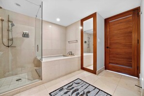 Hair dryer, towels, soap, toilet paper - Stunning Ocean View with Spa, Heart of Miami Beach (Miami Beach)