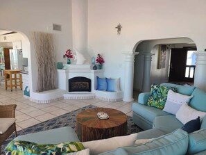 TV - Casa La Paz|Beachfront in Playa La Jolla|10 Guests (Playa Encanto)
