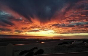 Un atardecer sobre una llanura extensa con horizonte despejado.