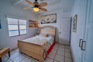 5 bedrooms, iron/ironing board, WiFi, bed sheets - Casa La Paz|Beachfront in Playa La Jolla|10 Guests (Playa Encanto)