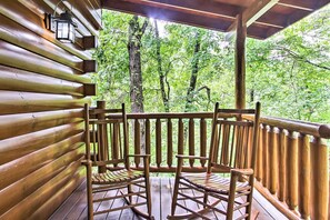 Property grounds - NEW-Smoky Mountain Hot Tub Hideaway & Pool Table (Sevierville)