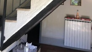 Een trap met een witte muur en een kaart.