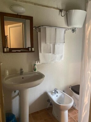 Bathroom - Albergo le Casaline (Campello sul Clitunno)
