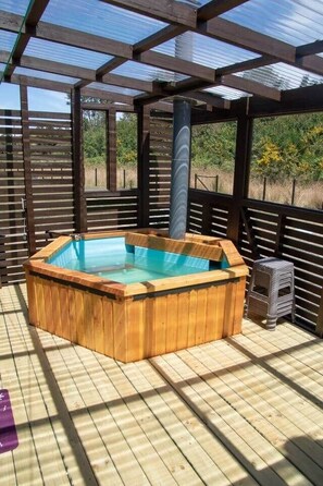 Tina de hidromasaje al aire libre