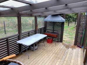Outdoor dining - Fully equipped cabin in Chiloé, steps from the beach (Ancud)