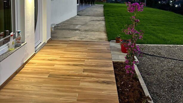 A modern house with a wooden deck, a balcony, and a view of the ocean at dusk. - A two-storey wooden villa fully equipped with all amenities with Love (Durrës)