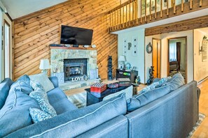 TV, fireplace, books, printers - Walk to Locust Lake - Poconos Home w Fire Pit! (Pocono Lake)