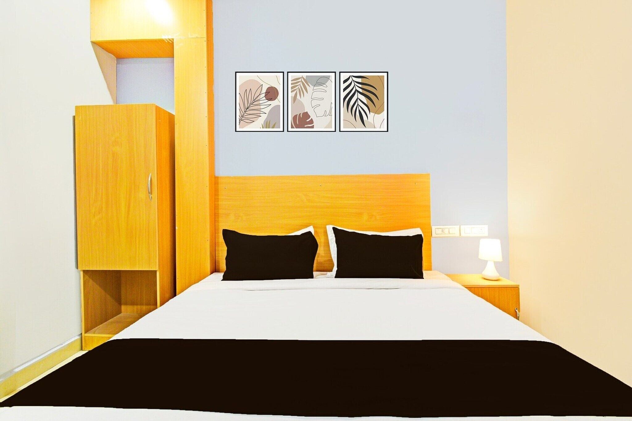 1 bedroom, desk, bed sheets