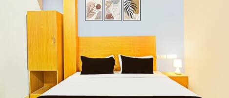 1 habitación, escritorio y ropa de cama