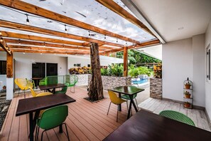 Outdoor dining - Elixir Hotel - Deluxe Double Room with Balcony (Tamarindo)